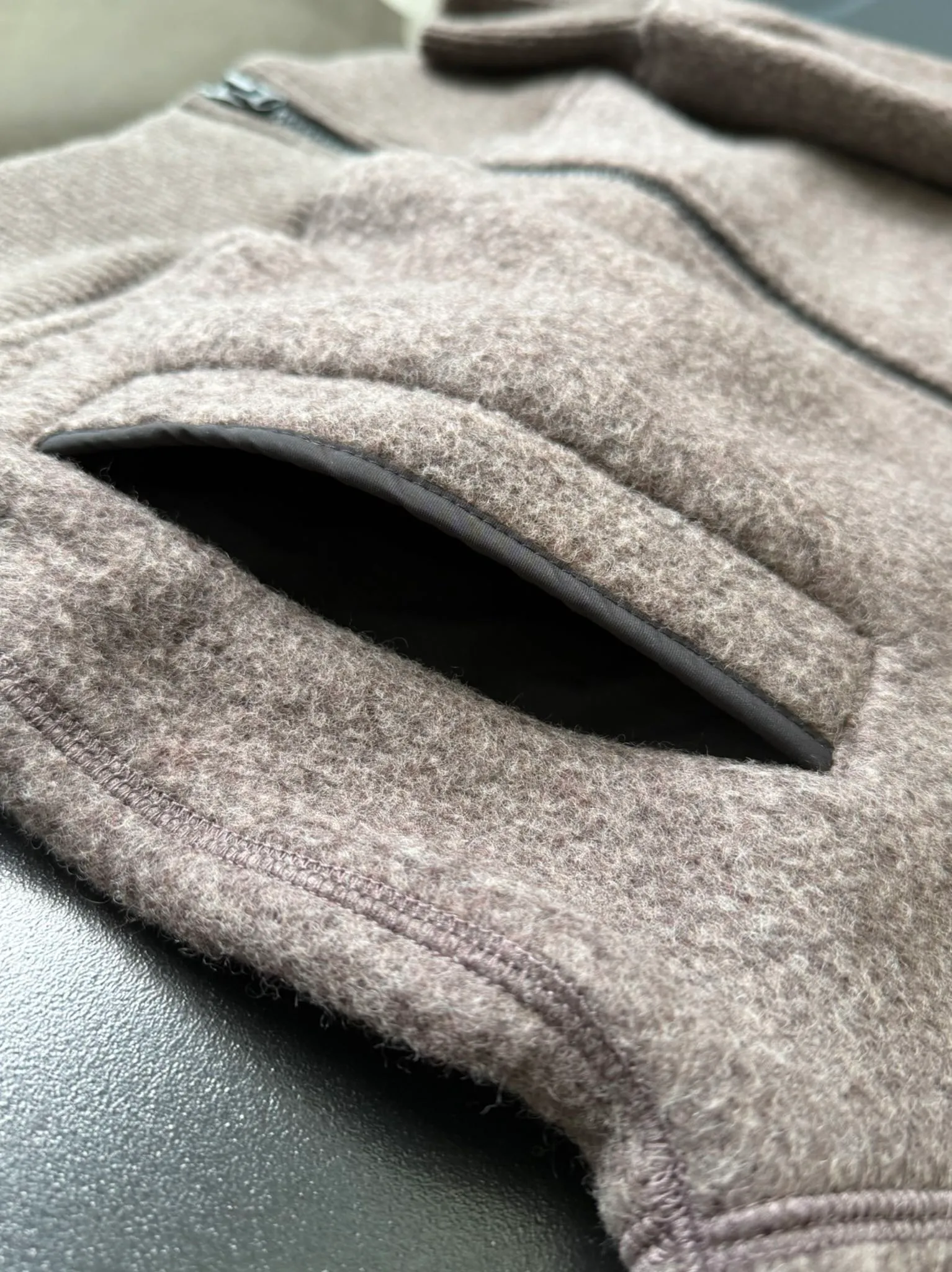 P660 Canada Goose Fleece Wool Hooded Jacket Fabric selection: Wool fleece fabric blended with wool as the main body and a very small amount of spandex and polyester fiber. Wool is a core natural ingredient that provides unparalleled temperature regulation, antibacterial and anti-odor properties and a skin-friendly feel. The feeding of a small amount of spandex gives the fabric a certain degree of four-way elasticity, making it non-restrictive during daily activities. As the basis of fleece's structure, polyester fiber enhances the fabric's durability, wrinkle resistance and quick-drying properties. It contributes to the loft of the fleece and provides functions such as trapping air.  Detail 1: The sleeves and hem are closed with 2×2 ribbing. Its strong elasticity can closely fit wrists and waists of different thicknesses, forming an effective 'seal' to prevent cold wind from blowing back. It can still maintain its original shape after repeated stretching and use, and is not easy to loose and deform. And the ribbed cuffs can convey a sense of design and enhance the visual beauty.  Detail 2: The combination of hood design and elastic buckle improves warmth and windproof performance when wearing. Accessories: Customized elastic drawstring, elastic buckle, custom zipper pendant, custom armband Size: S M L Color: black gray coffee rice pink